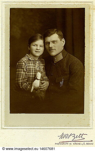 Menschen hist.  Familie  Vater mit Kind  Halbfigur  Fotografie von H. K. Bett  Krems  um 1910 Menschen hist., Familie, Vater mit Kind, Halbfigur, Fotografie von H. K. Bett, Krems, um 1910,