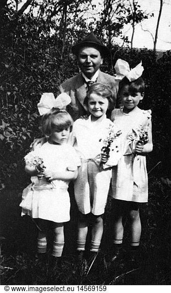 Menschen hist.  Familie  Vater mit verkleideten Kindern  1920er Jahre