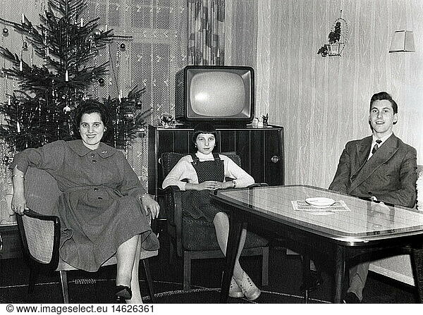 Menschen hist.  Familie  Vater  Mutter  Tochter sitzen im Wohnzimmer  geschmÃ¼ckter Weihnachtsbaum  um 1959 Menschen hist., Familie, Vater, Mutter, Tochter sitzen im Wohnzimmer, geschmÃ¼ckter Weihnachtsbaum, um 1959,