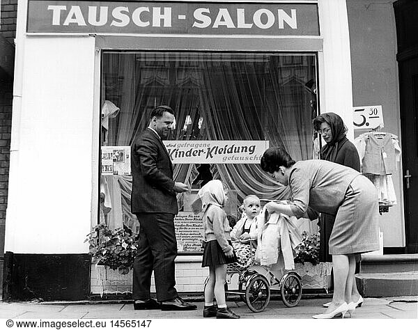 Menschen hist.  Familie  Vater und Mutter  Sohn  Tochter  Familie vor GeschÃ¤ft zum Tausch von Kinderkleidung  Hamburg  1965