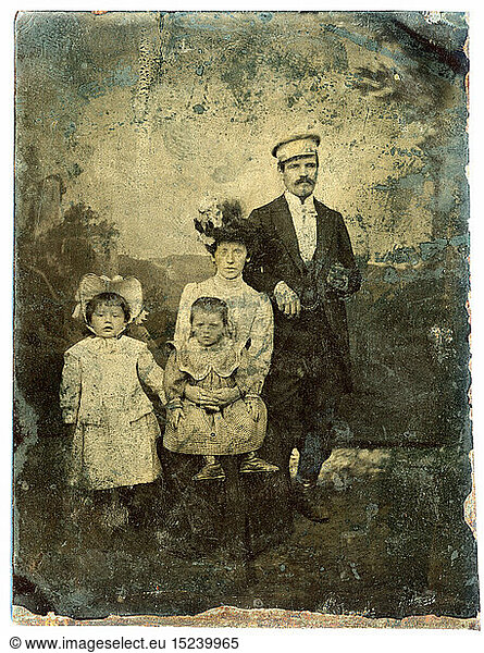 Menschen hist.  Familien  Ehepaar mit zwei Kindern  Ferrotypie  stark beschÃ¤digt  fotografisches Negativ auf schwarzem Eisenblech  erscheint deshalb als Positiv  Deutschland  um 1900
