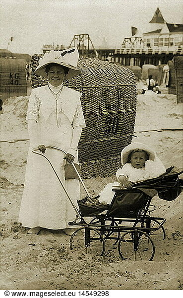 Menschen hist.  Frau mit Kind  am Strand  kleiner  Junge  Kleinkind  Kinderwagen  Deutschland  1910
