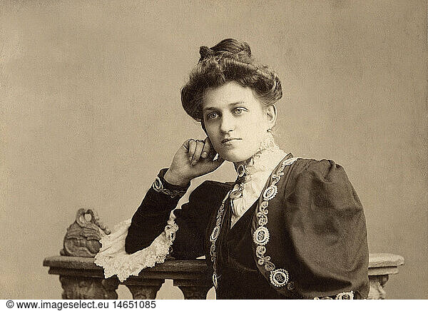 Menschen hist.  Frauen  19. Jahrhundert  junge Frau  Kabinettbild  MÃ¼nchen  Ende 19. Jahrhundert