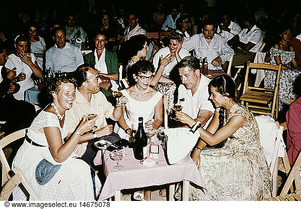 Menschen hist.  GÃ¤ste wÃ¤hrend einer Veranstaltung  an Tischen sitzend  um 1957