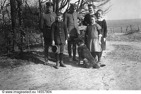 Menschen hist.  Gruppen  zwei deut. Soldaten mit Frau  Kindern und Hund an der Westfront  rÃ¼ckwÃ¤rtiges Gebiet  um 1916