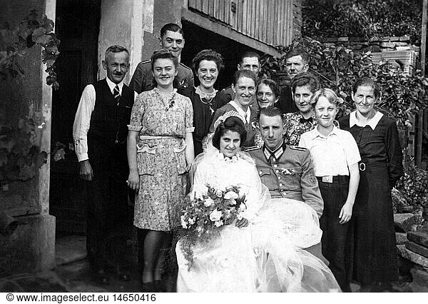 Menschen hist  Hochzeit  Feiern  Brautpaar mit Familie  Deutschland  1930er Jahre