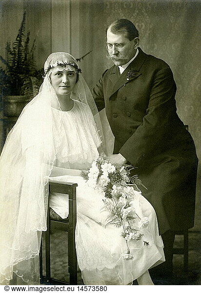 Menschen hist.  Hochzeit  Hochzeitspaar  Halbfigur  um 1910 Menschen hist., Hochzeit, Hochzeitspaar, Halbfigur, um 1910,
