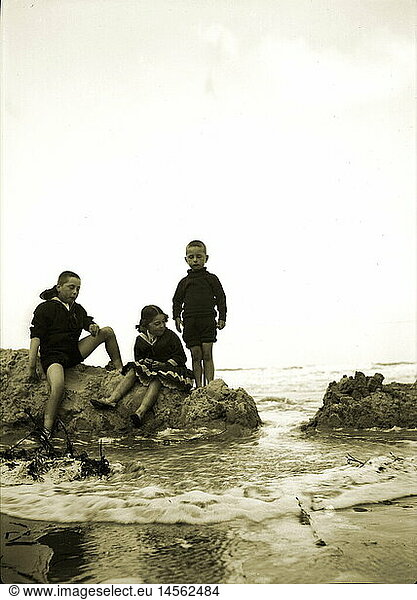 Menschen hist.  Kinder  drei Kinder spielen am Strand
