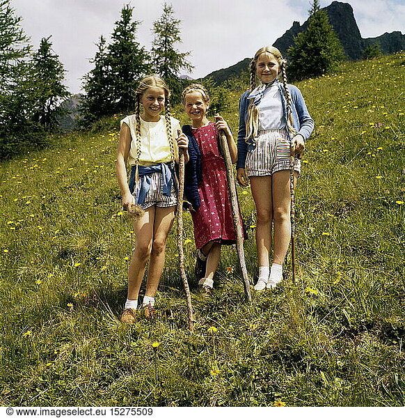 Menschen hist.  Kinder  1950er Jahre  Drei Mädchen beim Wandern mit Stöcken  Bergbaürnfamilie