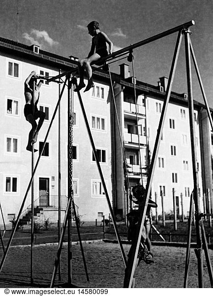 Menschen hist.  Kinder  Kinder spielen auf einem Spielplatz vor einem Neubau  Westdeutschland  Anfang 1950er Jahre