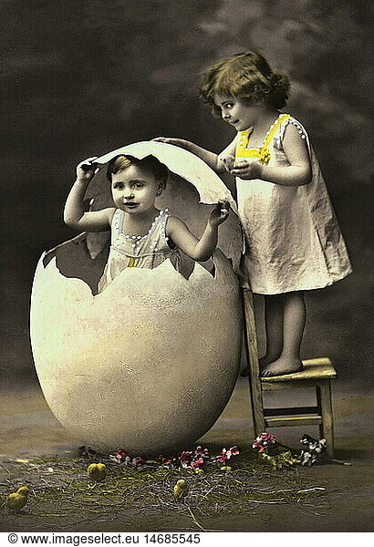 Menschen hist.  Kinder  Kleinkinder  Kind schlÃ¼pft aus einem Ei  Deutschland  1913