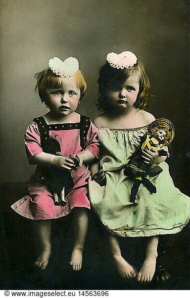 Menschen hist.  Kinder  MÃ¤dchen  zwei kleine MÃ¤dchen halten ihre Puppen im Arm  Deutschland  1916