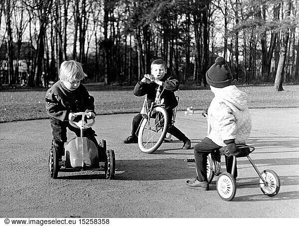 Menschen hist.  Kinder  Spielen  spielende Jungen im Gespräch  um 1970