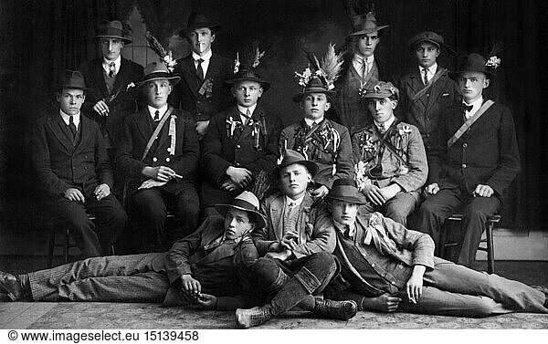 Menschen hist.  MÃ¤nner  Gruppen / Gesellschaften  Mitglieder eines Vereins  Fotopostkarte  1920er Jahre