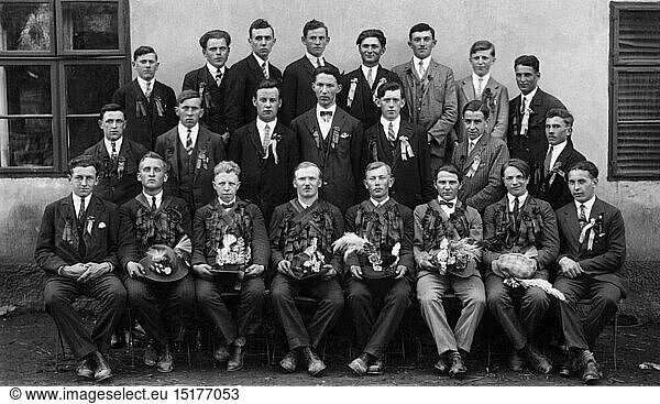 Menschen hist.  MÃ¤nner  Gruppen / Gesellschaften  SchÃ¼tzenverein Klantendorf  Fotopostkarte  26.4.1930