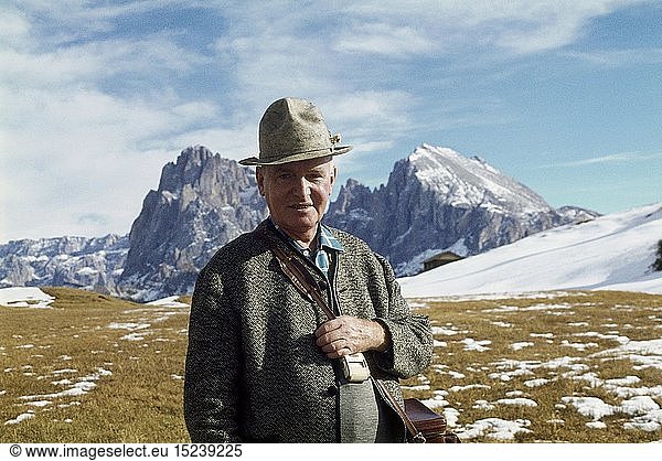 Menschen hist.  MÃ¤nner  Italien  SÃ¼dtirol  Ã¤lterer BergfÃ¼hrer vor dem Felsmassiv der Dolomiten  1970