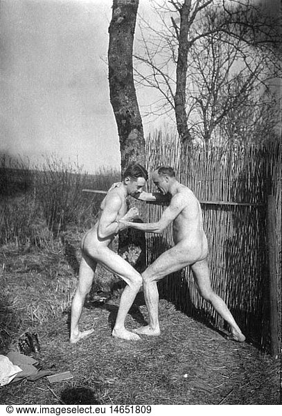 Menschen hist.  MÃ¤nner  zwei nackte deut. Soldaten messen ihre KrÃ¤fte  Westfront  Frankreich  um 1916