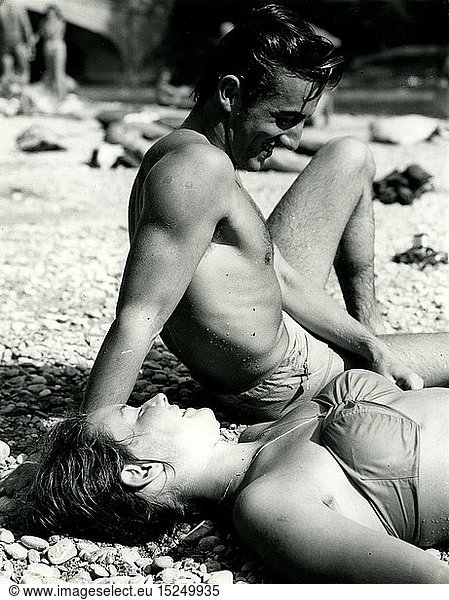 Menschen hist.  Paare  1960er  Paar beim Sonnenbad  1960er