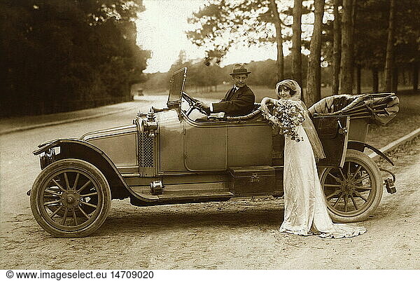 Menschen hist.  Paare  Hochzeitsreise mit dem Auto  Start in die Flitterwochen  Braut und Bräutigam bei einem Ausflug mit dem Cabrio  Frankreich  1916