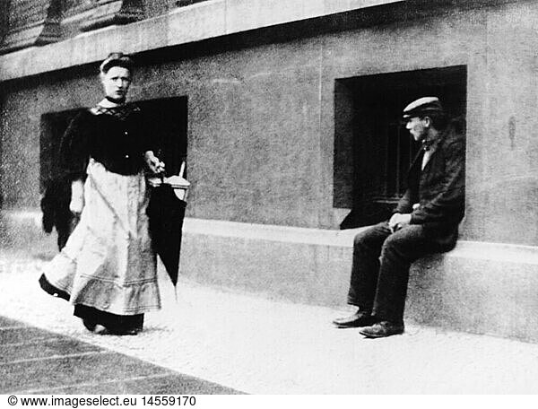 Menschen hist.  Prostitution  ZuhÃ¤lter erwartet Prostituierte nach der Ã¤rztlichen Kontrolle  Berlin  1890