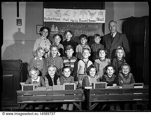 Menschen hist.  Schulklasse  Lehrer  Obergars  Bayern  Deutschland  1955