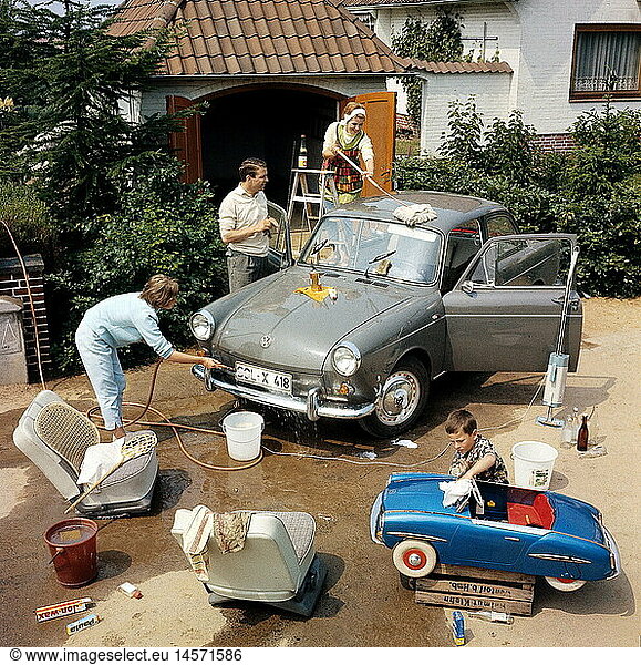 Menschen historisch  Familie  Familie beim Autowaschen  1960er Jahre Menschen historisch, Familie, Familie beim Autowaschen, 1960er Jahre