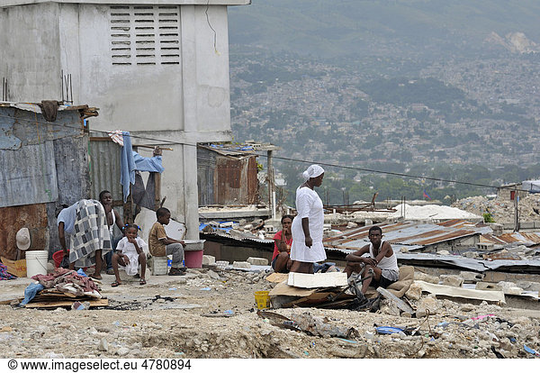 Menschen im Armenviertel Fort National  das durch durch das Erdbeben im Januar 2010 weitgehend zerstört wurde  Port-au-Prince  Haiti  Karibik  Zentralamerika