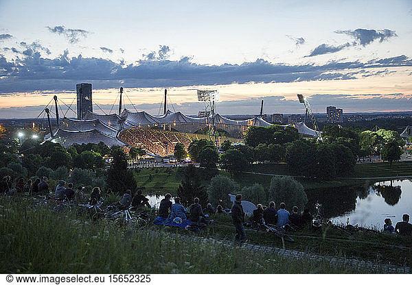 Menschen im Park mit Olympiapark im Hintergrund  Deutschland