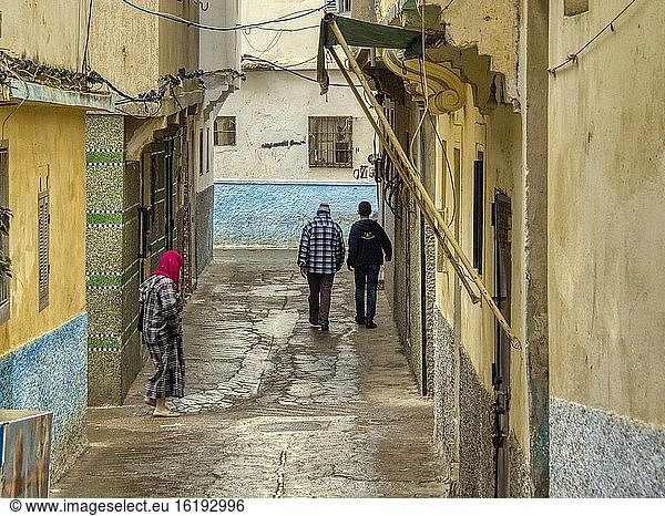 Menschen in einer Gasse  Tanger  Marokko.