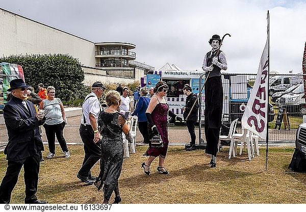Menschen in historischen Kostümen treffen auf der Great Gatsby Fair in Bexhill on Sea  East Sussex  UK ein.