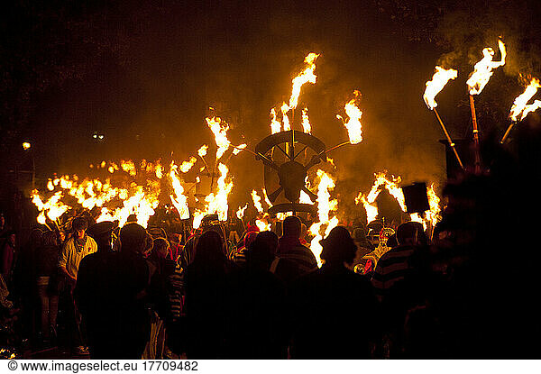 Menschen marschieren entlang der Straße für die East Hoathly Bonfire Night; East Sussex  England