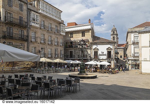Menschen sitzen in einem Straßencafé auf der Plaza Da Constitution  Vigo  POntevedra  Galicien  Spanien.