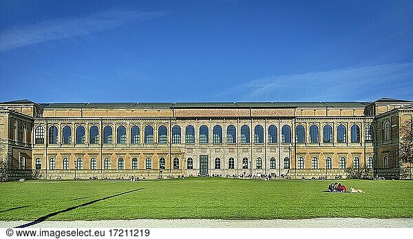 Menschen sonnen sich hinter der Südseite der Alten Pinakothek  München  Oberbayern  Bayern  Deutschland  Europa