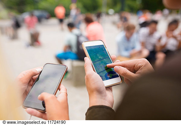 Menschen spielen ein Augmented-Reality-Spiel mit Mobiltelefonen
