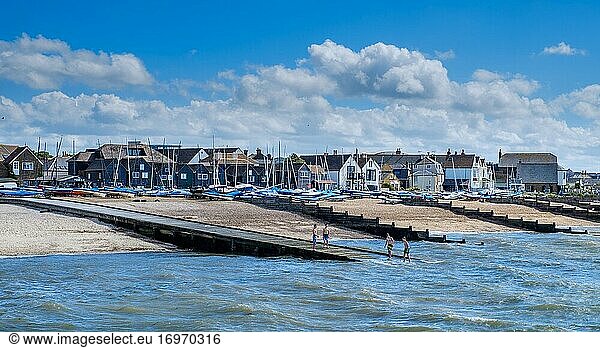 Menschen spielen im Meer vor Whitstable  Kent  England.