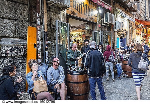 Menschen vor einer Bar auf dem Open-Air-Straßenmarkt La Vucciria in der Maccherronai-Straße in Palermo  der Hauptstadt der Insel Sizilien  in Süditalien.