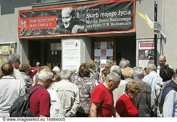 Menschen warten auf Einlass in die Ausstellung zum Leben von Papst Johannes Paul II. Gemeindesaal  Wadowice  Polen.
