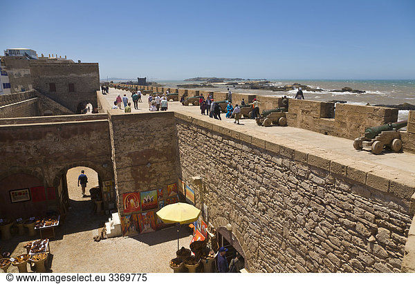 Menschen zu Fuß auf der Stadtmauer  Essaouira  Marokko