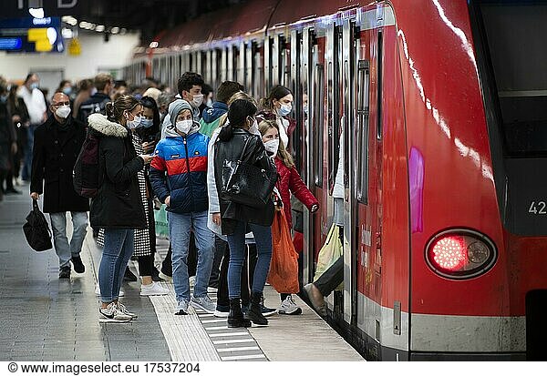 Menschengruppe mit Mundschutz steigt in die S-Bahn am Bahnhof Marienplatz  München  Bayern  Deutschland  Europa