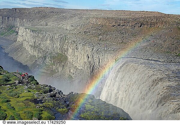 Menschengruppe vor Wasserfall  Regenbogen  karge Landschaft  Dettifoss  vatnajökull Nationalpark  Island  Europa