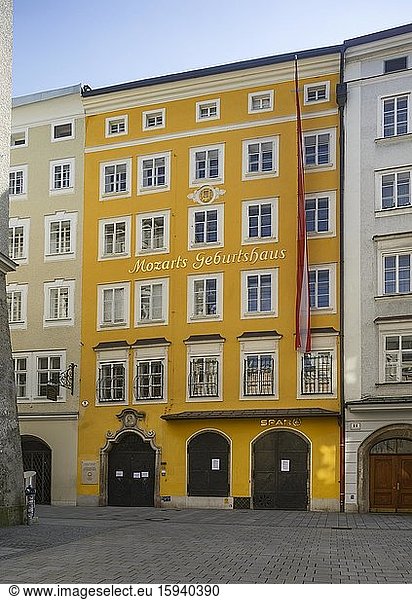 Menschenleere Plätze bedingt durch die Coronavirus Pandemie  Mozarts Geburtshaus  Getreidegasse  Salzburg  Österreich  Europa
