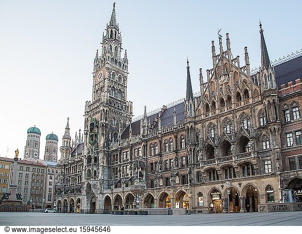 Menschenleerer Marienplatz  vorne Neues Rathaus  hinten Frauenkirche  München  Bayern