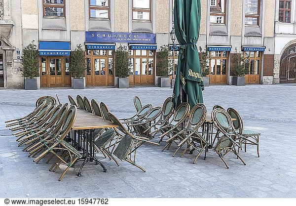 Menschenleerer Platz mit Außengastronomie  geschlossene Gastronomie am Platzl  Restaurant Alfons Schuhbeck  Coronakrise  München  Altstadt  Bayern  Oberbayern  Deutschland  Europa