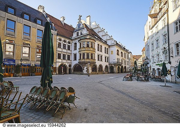 Menschenleerer Platz mit Hofbräuhaus  Platzl  Altstadt  München  Oberbayern  Bayern  Deutschland  Europa