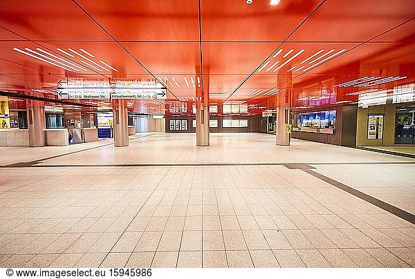 Menschenleeres Untergeschoss tagsüber  Zugang zur U-Bahn  Corona-Krise  Marienplatz  München  Oberbayern  Bayern  Deutschland  Europa
