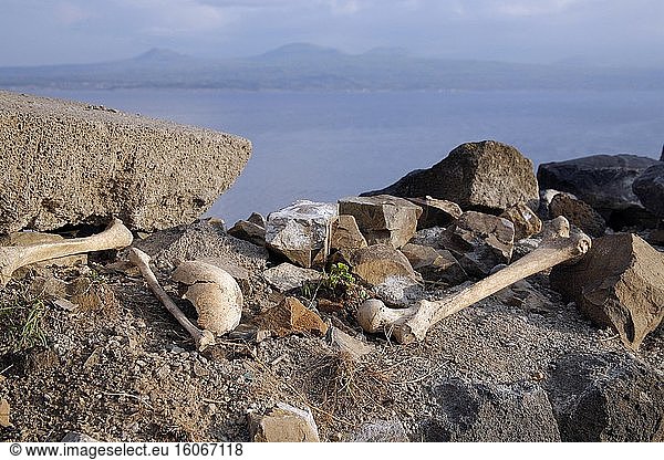 Menschliche Überreste in der Kirche von S. Astvatsatsin  die sich auf einer Halbinsel befindet  die einst eine Insel im Sewansee war. Armenien. Foto: Andr? Maslennikov