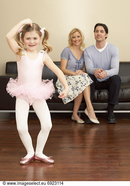 Menschliche Eltern  tanzen  Tochter