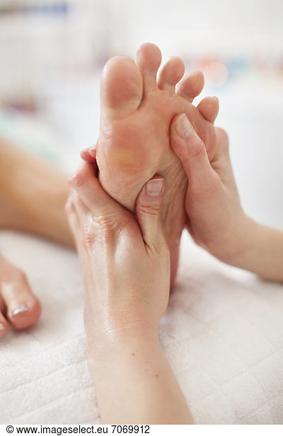 Menschliche Handmassage Fußsohle im Heilbad
