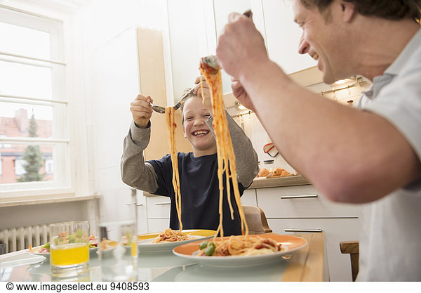 Menschlicher Vater Sohn Küche Spaghetti essen essend isst
