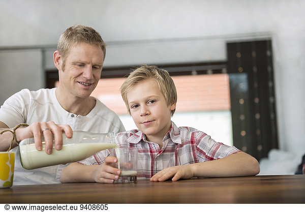 Menschlicher Vater Sohn trinken Milch